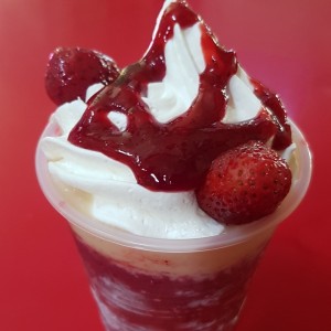 Fresas con crema y leche condensada