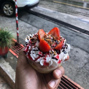 Fresas con crema y leche condensada.
