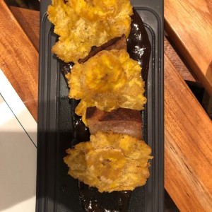 Chicharron con Patacones y salsa de guayaba