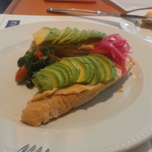 Baguette con aguacate y crema de garbanzos
