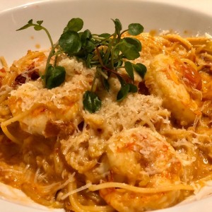 Espaguetis con salsa pomodoro de tomates cherry, langostinos y jamon serrano
