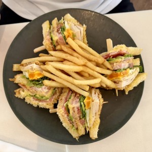 Platos Fuertes - Club Sandwich