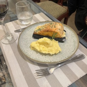 Salmon asado en Cedro Corteza Agrilette con Majado de Otoe