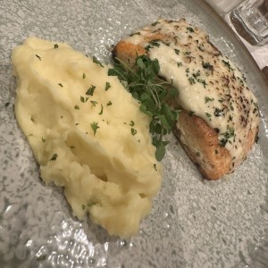 Salmon asado en Cedro Corteza Agrilette con Majado de Otoe