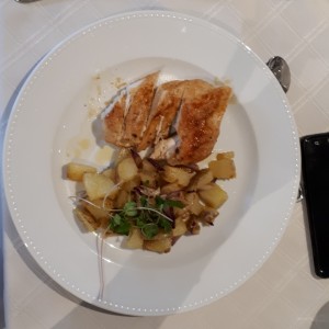Pechuga de pollo con papas salteadas