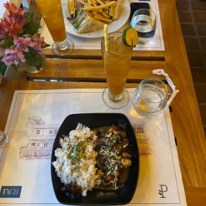 Pulpo y arroz de jazmin