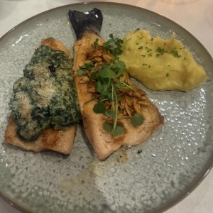 Trucha de Boquete con Relleno Cremoso de Espinacas, Mantequilla Avellanada, Espinacas con Crema