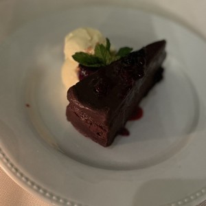 Decadencia de chocolate con salsa de raspberry y ice cream de vainilla