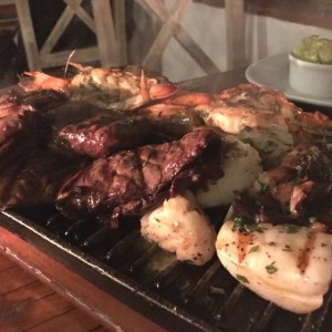 Parrillada mar y tierra. 2 p. (24 oz.)