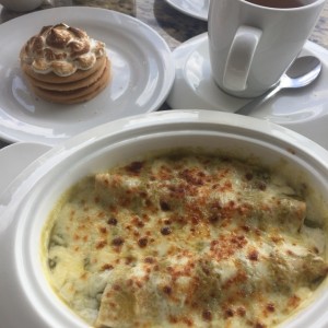 enchiladas y torta chilena