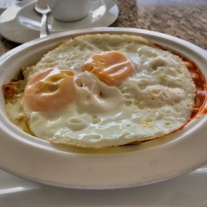 Chilaquiles Montados, chilaquiles con huevos divirceados. Un desayuno completo y delicioso.