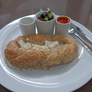 Huevos en rosca, incluye 3 canapés dulces café y jugo de 🍊

Tiene buena presentación, el sabor es ordinario y el plato venía sucio de abajo 😒