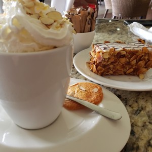 milhoja y capuccino Royale.