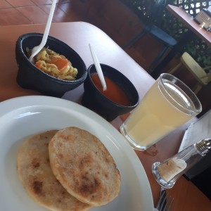 Pupusas con chicharrón y limonada natural
