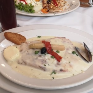 Robarlo en salsa blanca con esparragos