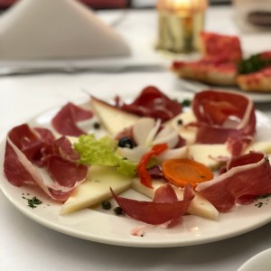 entrada de jamon iberico y queso de cabra