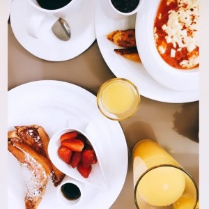 tostadas a la francesa y huevos le cafe