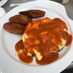 Bagel con huevos