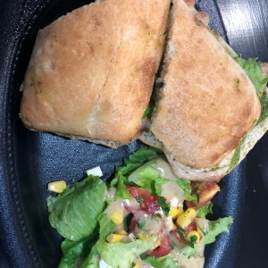 Emparedado de pollo con ensalada de vegetales