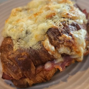 Croasant jamón y queso, bañado