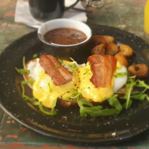 Huevos Benedictinos con Tocino