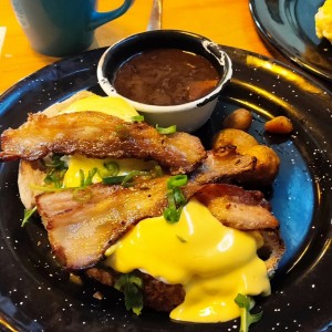 Huevos Benedictinos con Tocino