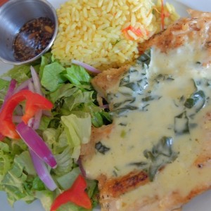 pollo en salsa marina y ajonjoli.