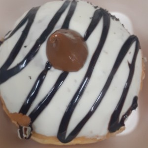 Dona rellena de arequipe y chocolate blanco