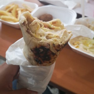 Shawarma de res con humus