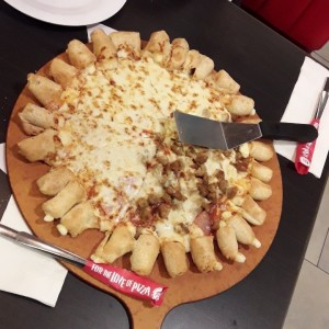 Pizza mitad de queso, mitad de carne, con bordes relleno de queso.