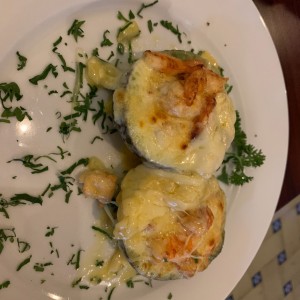 Aguacate Gratinado con Cangrejo