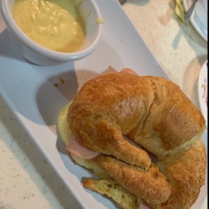 Desayunos - Croissant Relleno