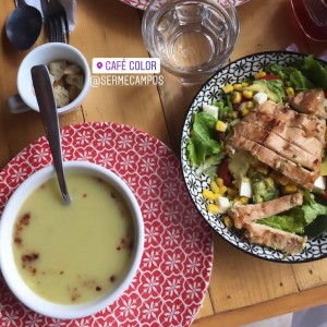 Sopa de papa con tocino y ensalada de la casa con pollo