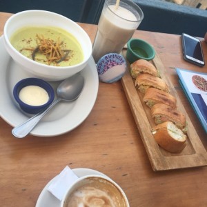 Sopa de aguacate y hotdogs