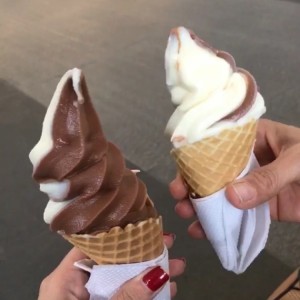 helado de chocolate con vainilla