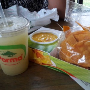 nachos con queso y refresco de nance