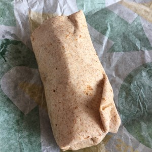 Tortilla integral con pollo y vegetales