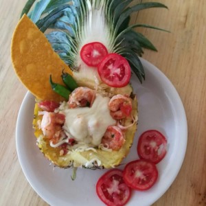 Piña con camarones y queso
