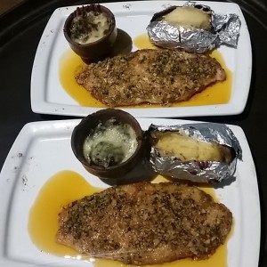 Pescado al ajillo con papa rellena horneada y espinaca gratinada