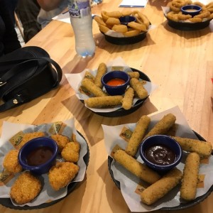 Boneless, Dedos de Queso, Papas Fritas y Aros de Cebolla