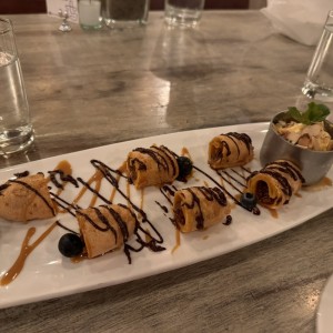 Especialidas de temporasa tres tiempos: Postre rollos rellenos de manzana y helado