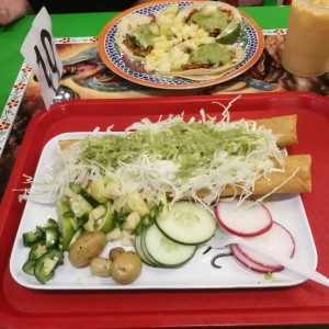 Flautas en salsa verde