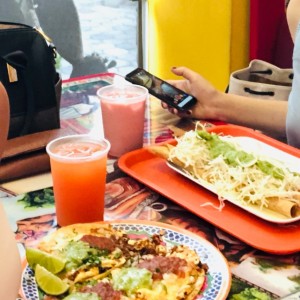 tacos con queso y flautas 