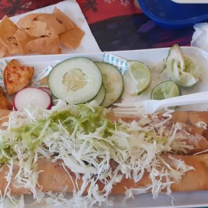 Flauta de carnitas con queso