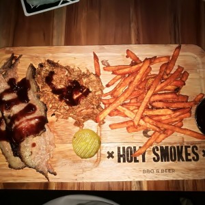2 carnes, brisket y pollo con camote frito