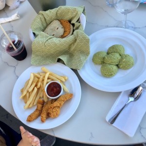 deditos de pollo + guacamole y toritllas