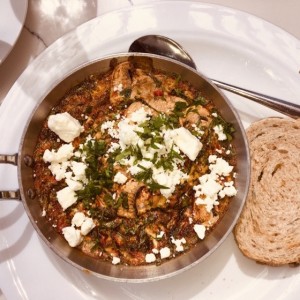 Huevos con hongos, espinaca y quedo feta