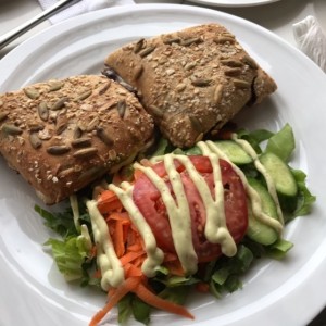 Sandwich de Frijol con Ensalada