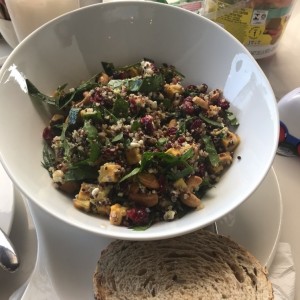 Ensalada de Quinoa con espinaca y camote frito