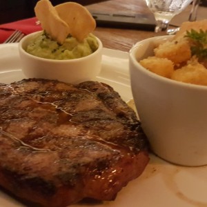 trozo de puyazo con guacamol y papas fritas